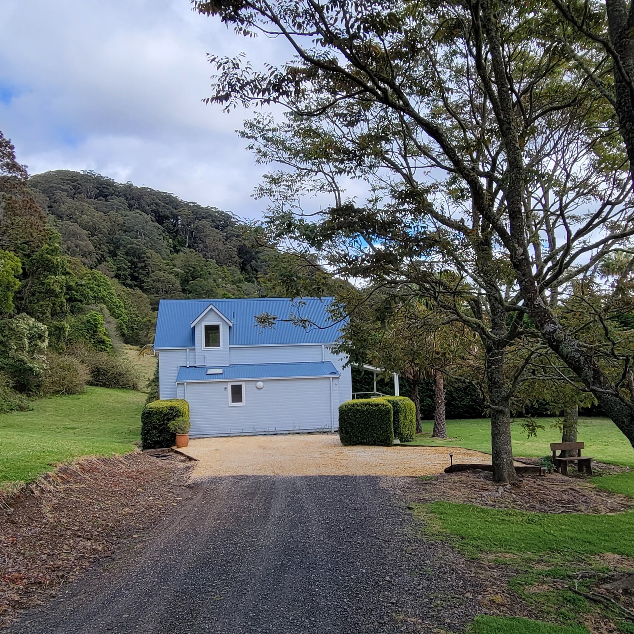 Lyrebird Lodge - approach down driveway