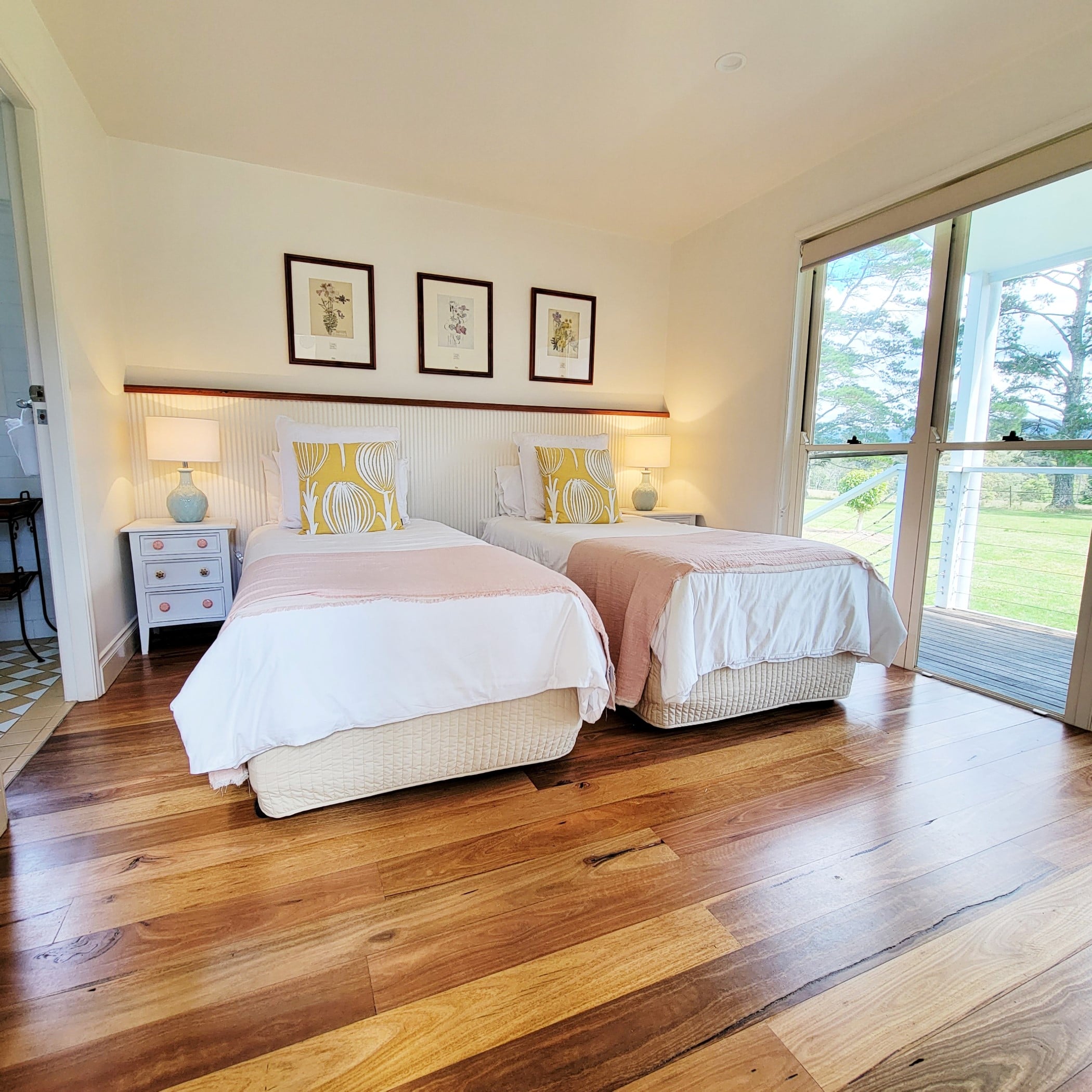 Wattamolla Lodge - downstairs bedroom (bed can be 2 singles or 1 king double)