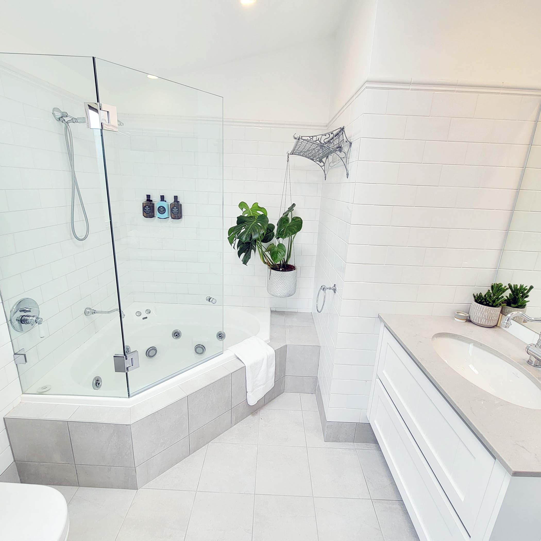 Lyrebird Lodge - main bathroom (featuring spa bath, hidden laundry)